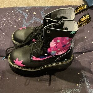 Dr. Martens pride Boots in Black and Pink